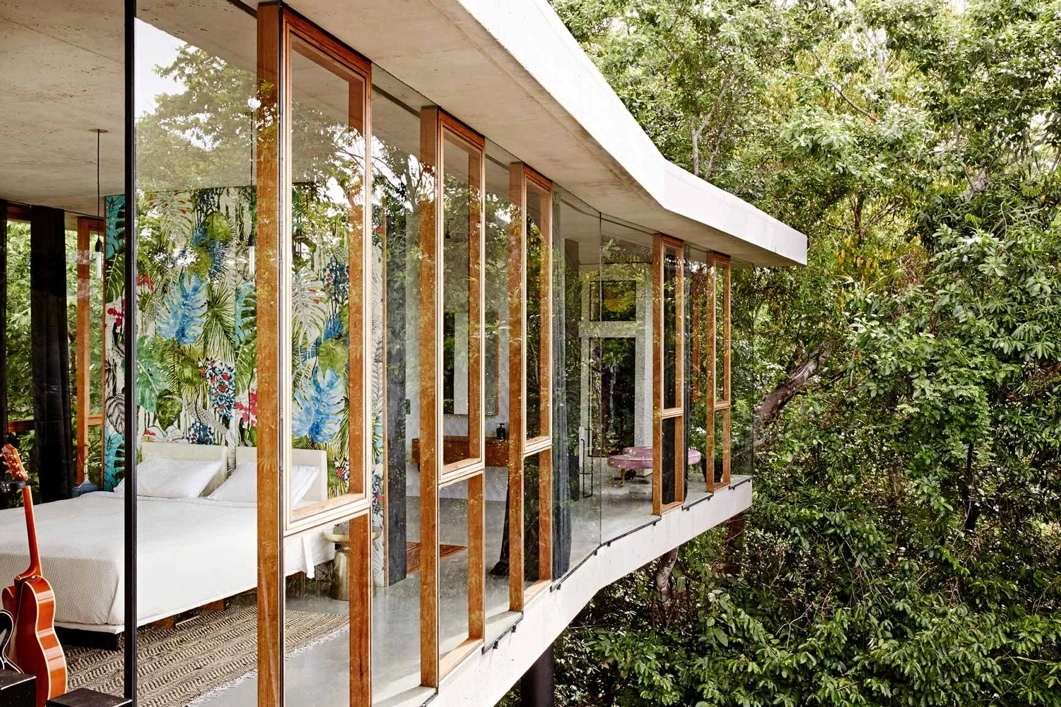 The glazed exterior of the house and its connection to the forest
