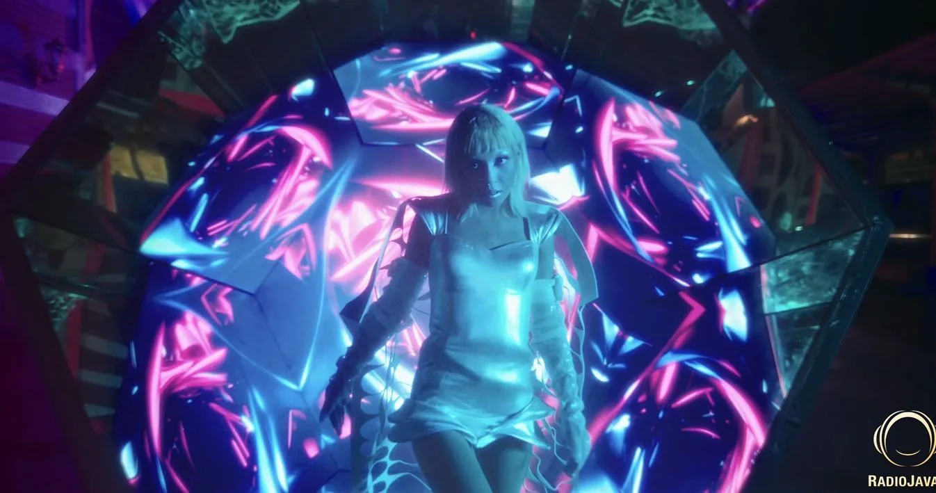 The mirrored Space installation in the Hooman music video