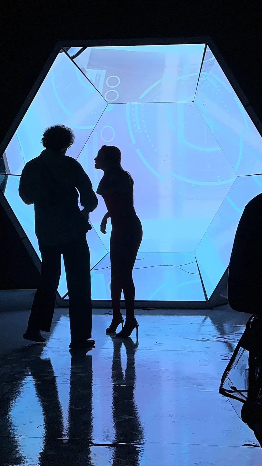 Space illuminated in the film studio during the KEIN × VICHY shoot