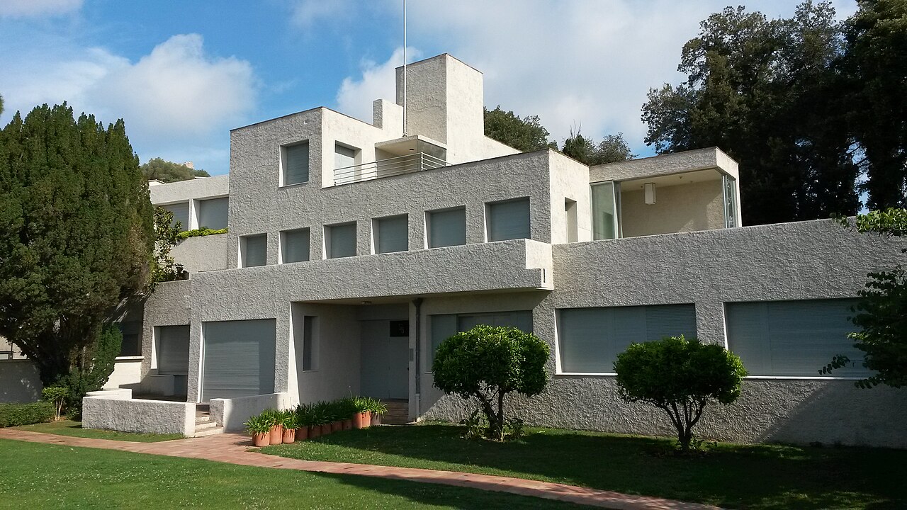 South façade of Villa Noailles with its modernist volumes