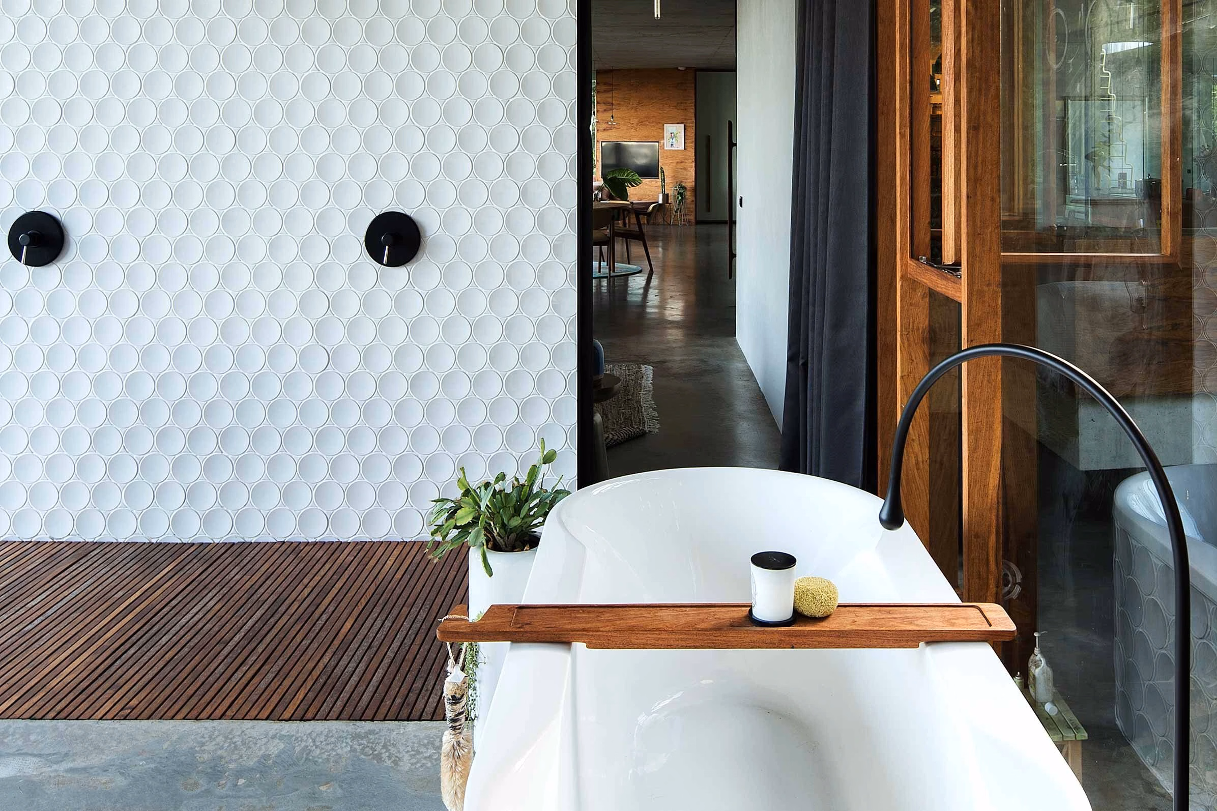 The freestanding Dot bath and wall seen from the front